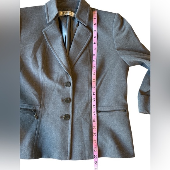 Tahari Arthur Levine Notched Collar Women's 10 Grey Lined
Fitted 3 Button Blazer - Picture 8 of 15